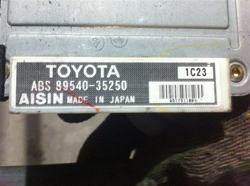 Блок управления abs Toyota Hilux Surf 185