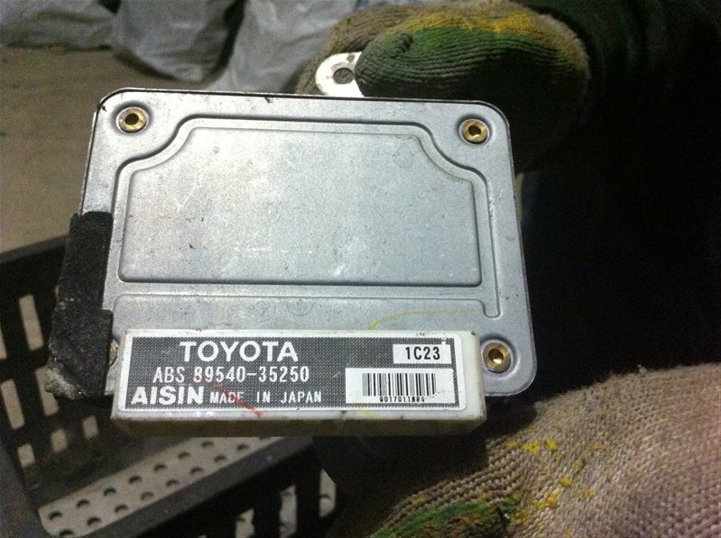 Блок управления abs Toyota Hilux Surf 185