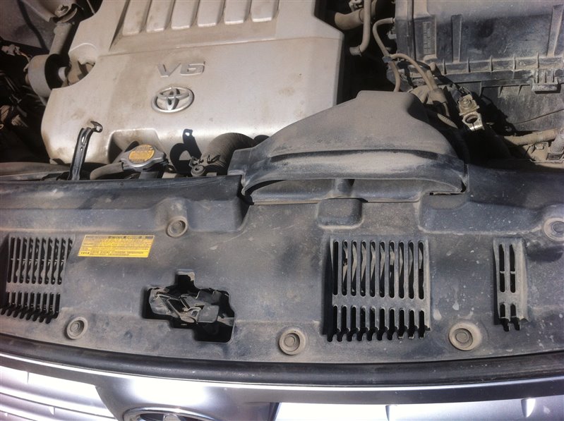 Накладка на радиатор Toyota Highlander GSU45. GSU40 2GR 2012