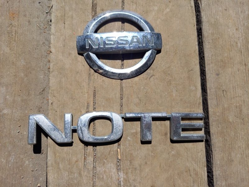 Эмблема Nissan Note E11 HR15DE 2005 задняя