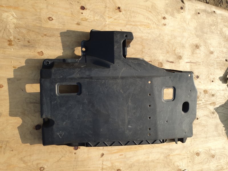 Защита днища кузова Toyota Prius ZVW50-8004113 2ZR-6657800 2016