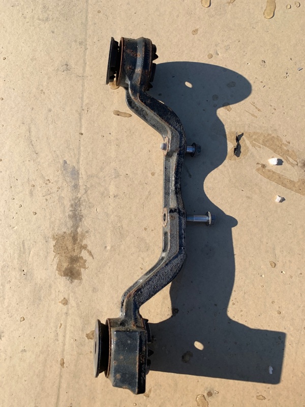 Крепление редуктора Toyota Prius ZVW55 2ZR-FXE 2019