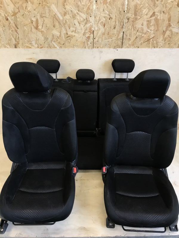 Сидения комплект Toyota Prius ZVW55 2ZR-FXE 2019