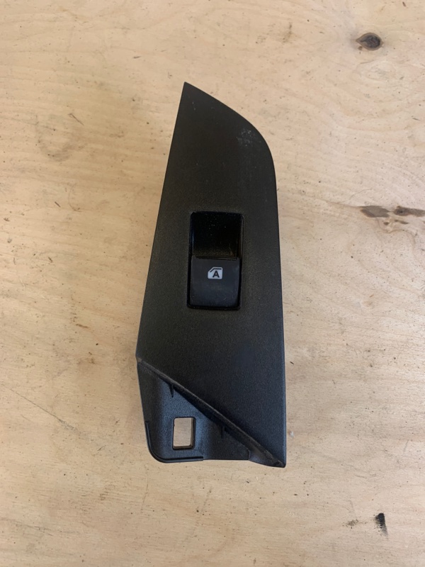 Кнопка стеклоподъемника Toyota Prius ZVW51 2ZR-FXE задняя левая