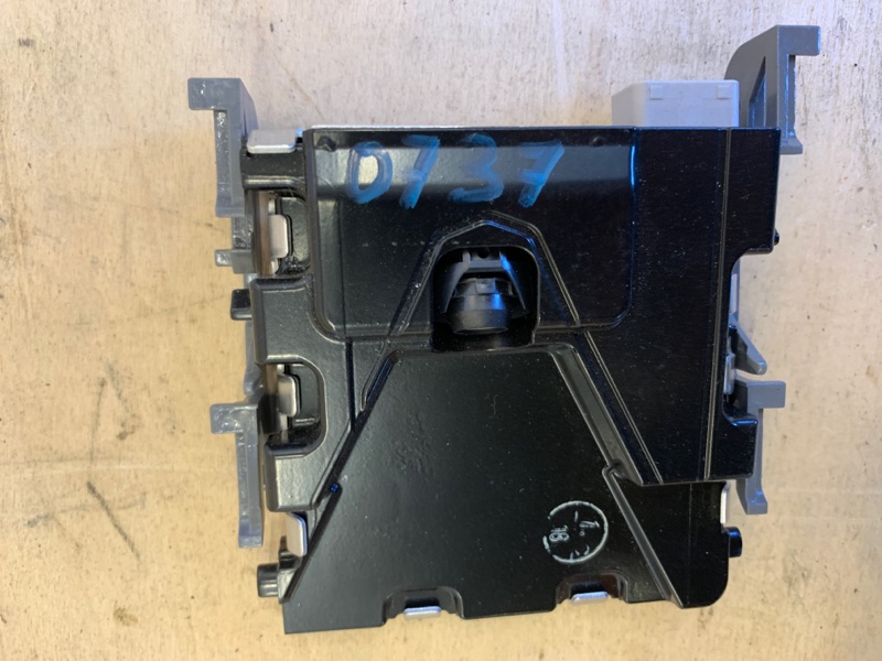 Камера переднего вида Toyota Prius ZVW55 2ZR-1NM-1MM 2019