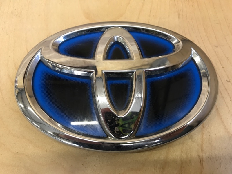 Логотип эмблема лейбл Toyota Camry AVV50 2012 передний