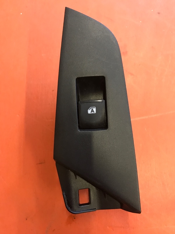 Кнопка стеклоподъемника Toyota Prius ZVW51 2ZR-FXE 2016 задняя левая