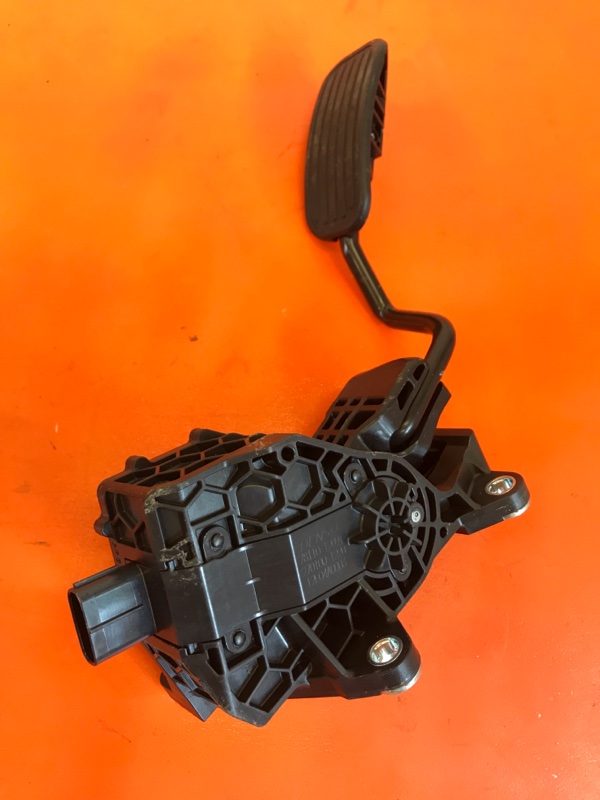 Педаль газа Toyota Prius ZVW55 2ZR-FXE 2021