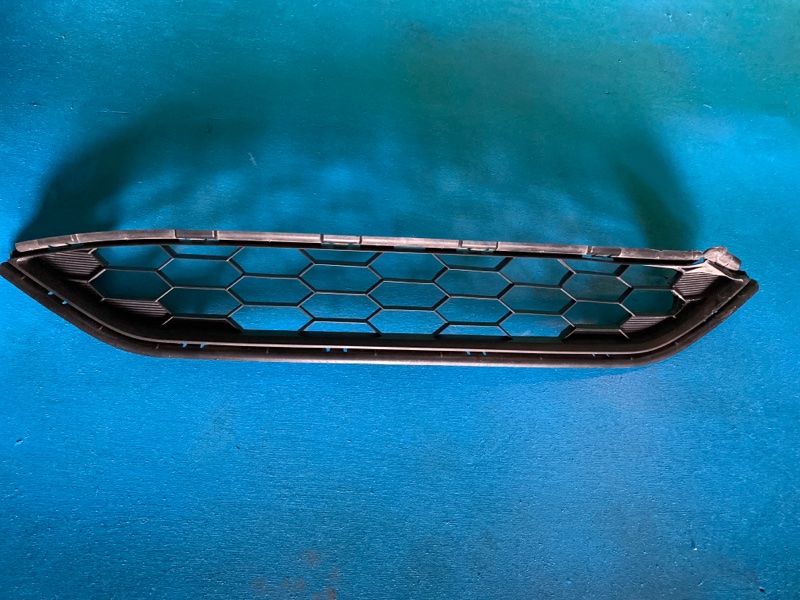 Решетка в бампер Honda Vezel RU3 LEB 2014 передняя