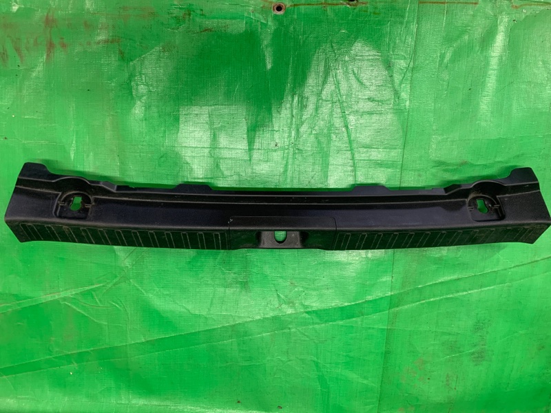 Накладка багажника Toyota Prius ZVW55 2ZR-1NM-1MM 2016