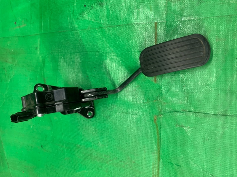Педаль газа Toyota Prius ZVW55 2ZR-1NM-1MM 2016