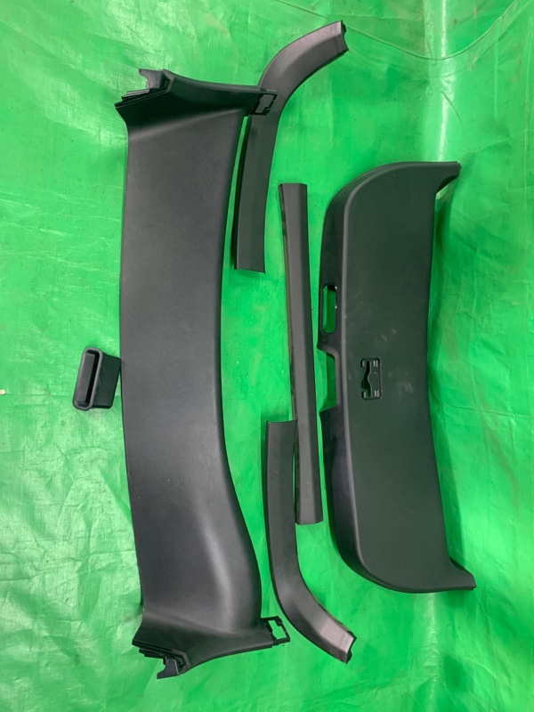 Обшивка двери багажника Toyota Prius ZVW55 2ZR-1NM-1MM 2016