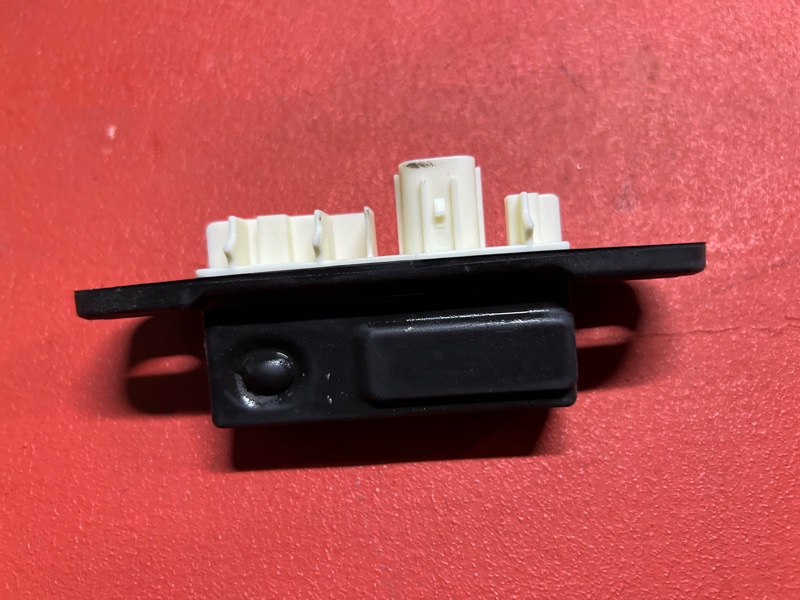 Кнопка открывания багажника Toyota Prius ZVW51 2ZR-1NM 2020 ПРОББЕГ 55.700 КМ!!