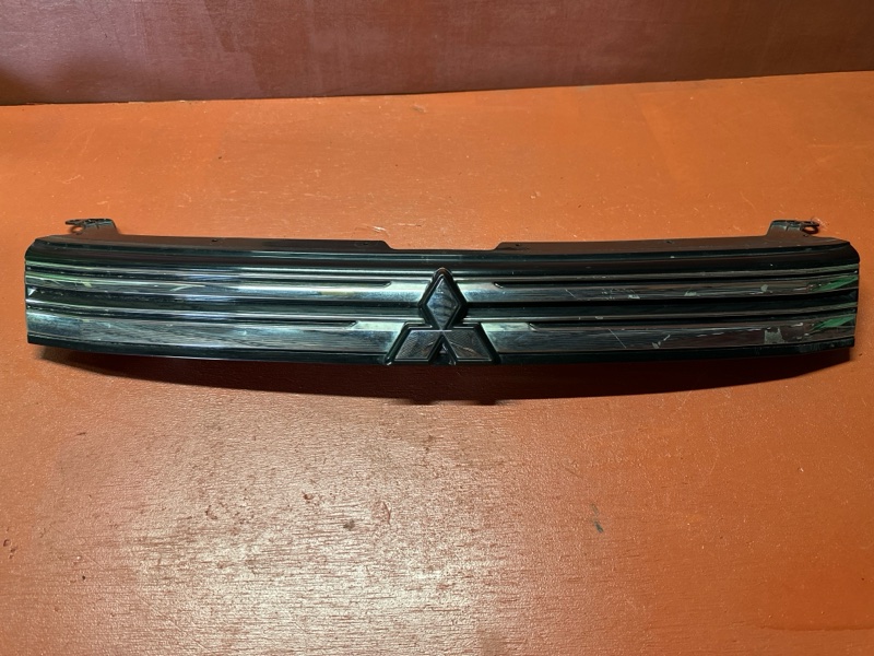 Решетка радиатора Mitsubishi Outlander Phev GG2W 4B11-S61-Y61 2013