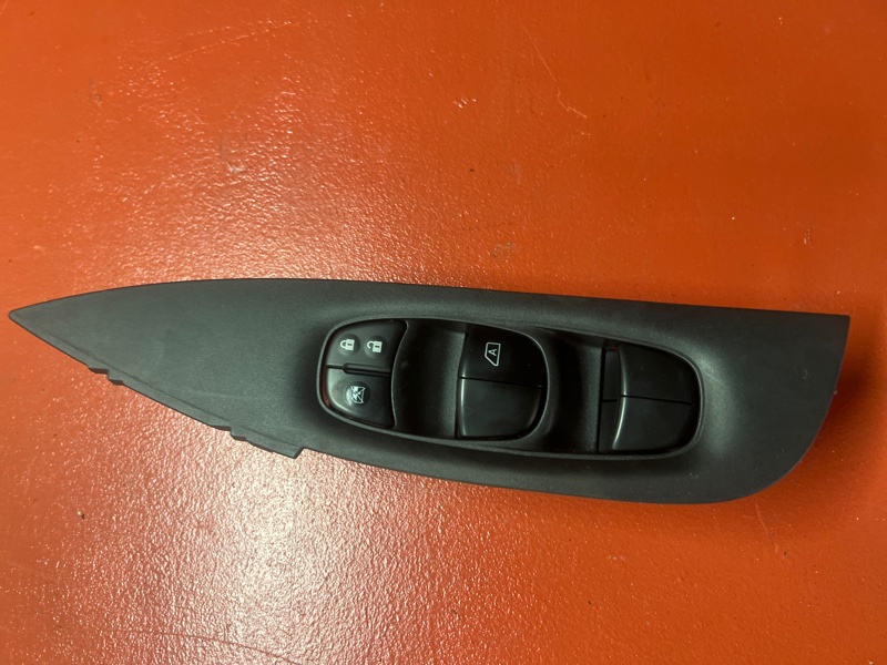 Блок управления стеклоподъемниками Nissan X-Trail NT32 MR20DD 2018 ПРОБЕГ 52.000 КМ !!! передний правый
