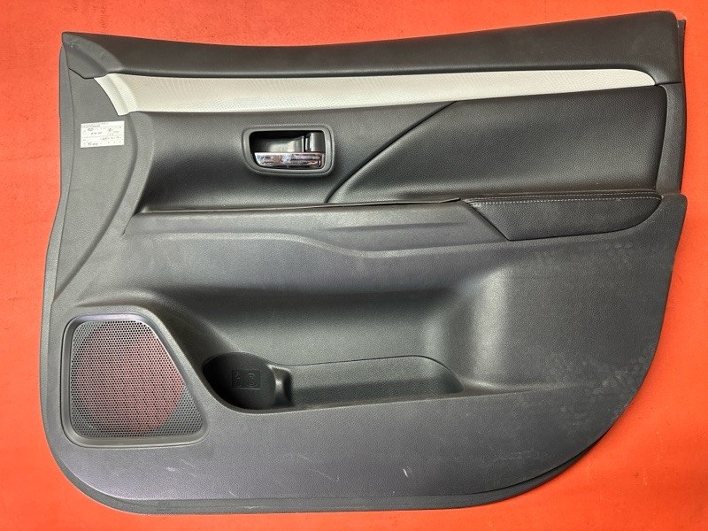 Обшивка двери Mitsubishi Outlander Phev GG2W 4B11-S61-Y61 2013 передняя правая