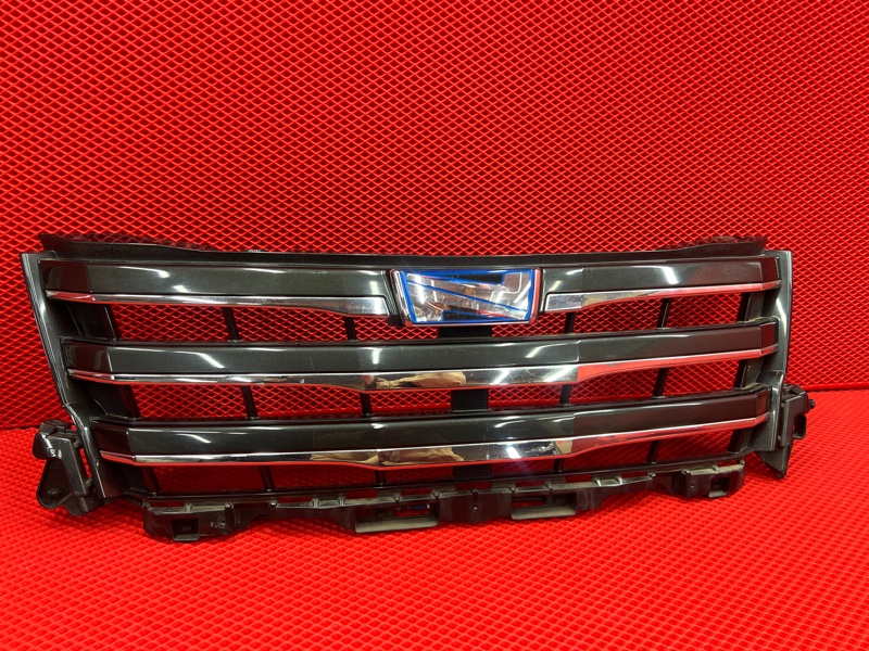 Решетка радиатора Toyota Noah ZWR80G 2ZR-FXE 2015