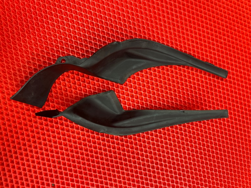 Уголок жабо Toyota Spade NSP141 2016