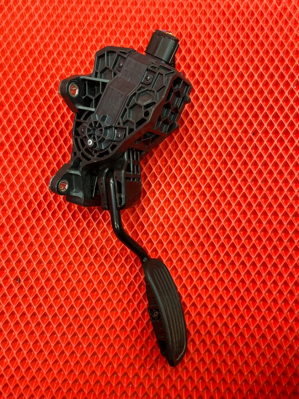 Педаль газа Toyota Yaris Cross MXPJ15 2020