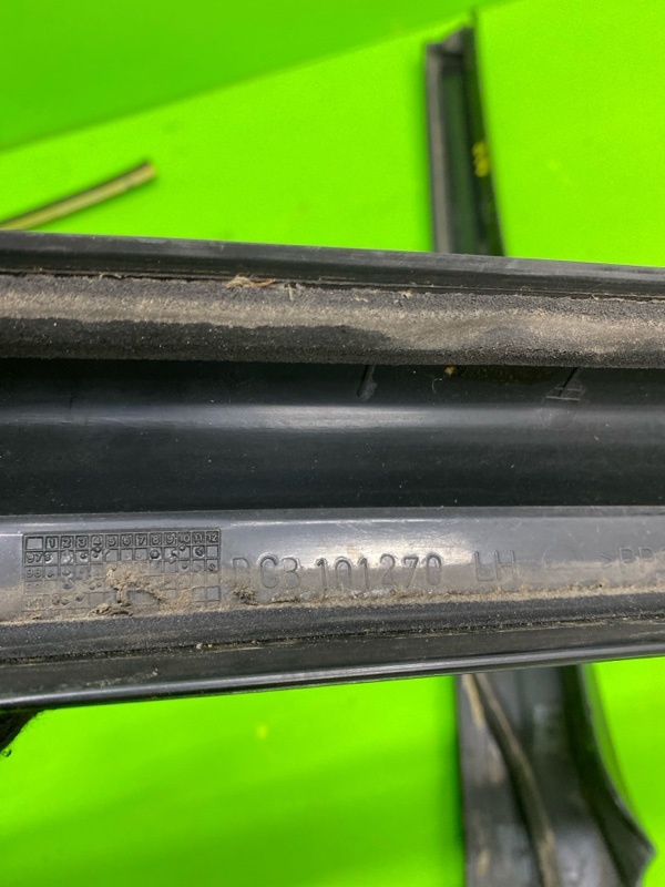Пластик стойки передний RANGE ROVER 2000 LP58D 58D Пластик стойки передний RANGE ROVER 2000 LP58D 58D