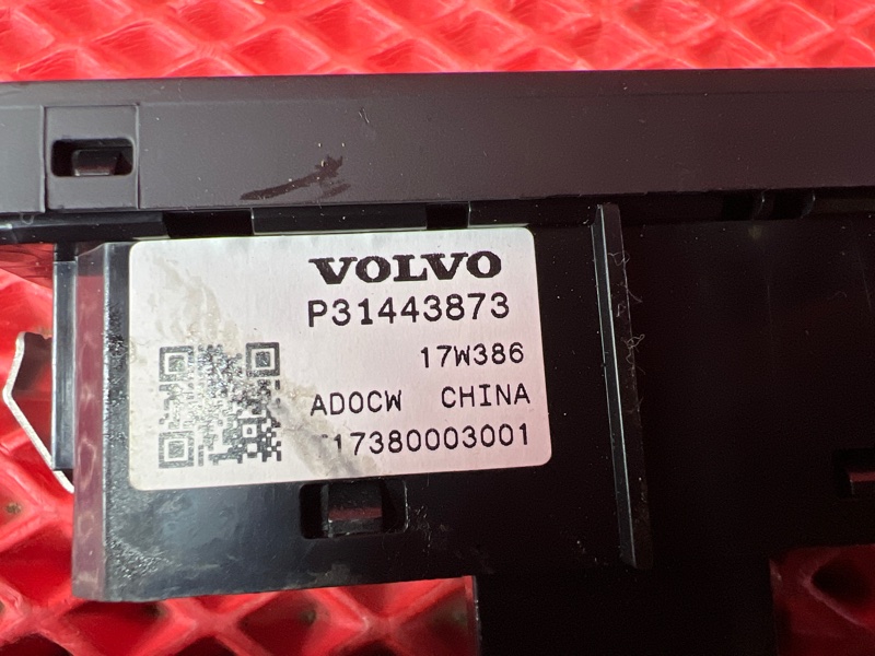 Кнопка открывания багажника XC40 2018 ПРОБЕГ 17302км!!!! XB420XC B4204T18