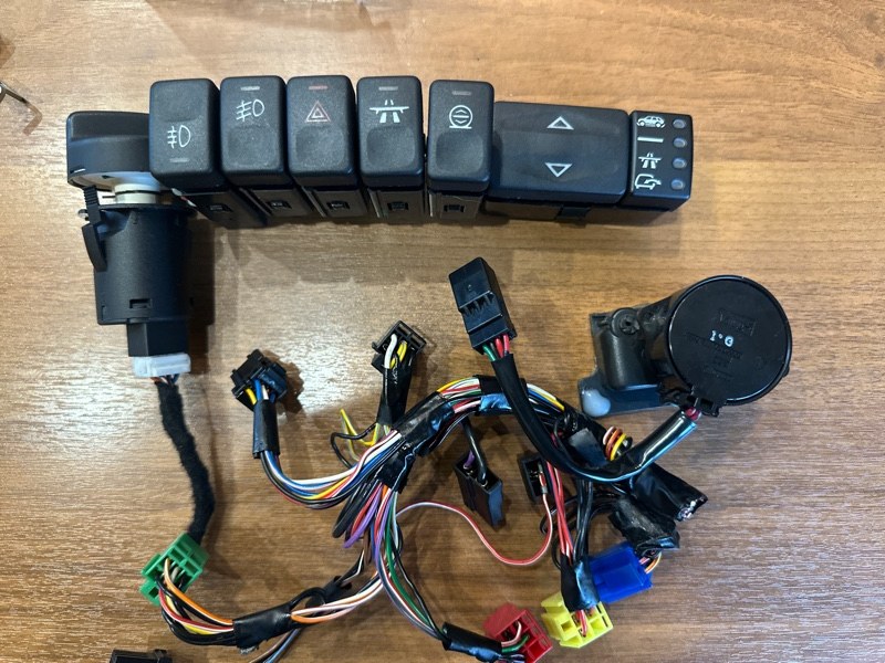 Запчасть кнопки прочее LAND ROVER RANGE ROVER 2000 LP58D 58D FBO000040AYZ контрактная Кнопки прочее LAND ROVER RANGE ROVER 2000 LP58D 58D FBO000040AYZ контрактная