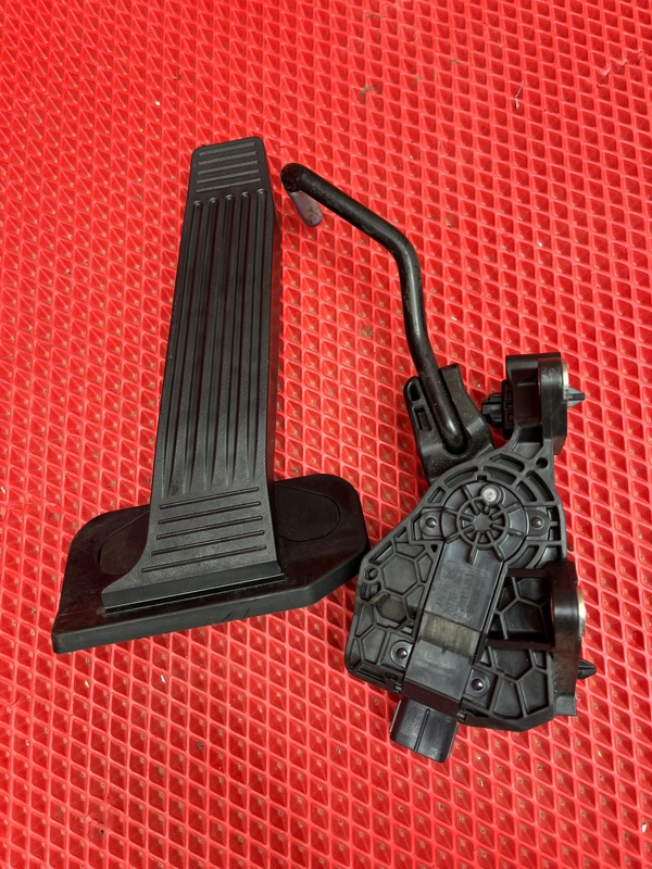 Педаль газа TOYOTA CROWN 2019 Цвет 202 (черный) AZSH20 A25A-FXS 78110-11020 контрактная