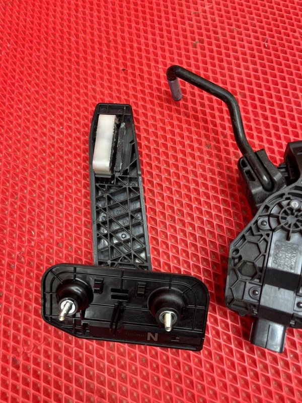 Педаль газа CROWN 2019 Цвет 202 (черный) AZSH20 A25A-FXS