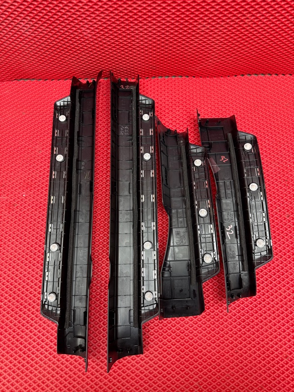 Накладка на порог салона GS300H 2014 Пробег 61384 км. AWL10 2AR-FSE (2500 сс)