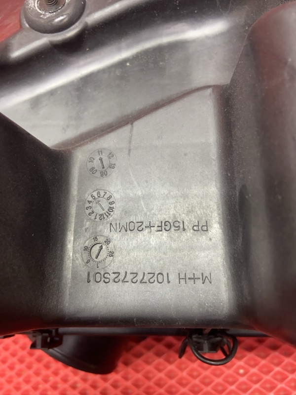 Корпус воздушного фильтра SRX 2011 г. Пробег 58513 км. Цвет WA8555 T166C LF1 (2990сс) Корпус воздушного фильтра SRX 2011 г. Пробег 58513 км. Цвет WA8555 T166C LF1 (2990сс)