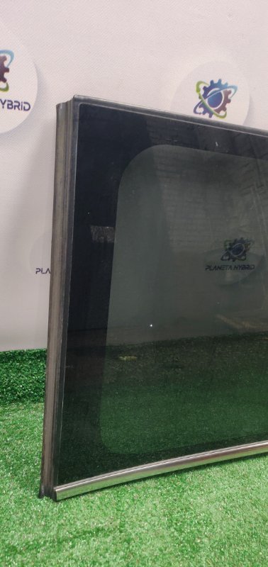 Стекло собачника заднее левое Toyota Esquire ZWR80 2ZRFXE