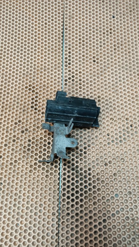 Запчасть кронштейн Volkswagen Passat 3C BVY Б/У Кронштейн Volkswagen Passat 3C BVY Б/У