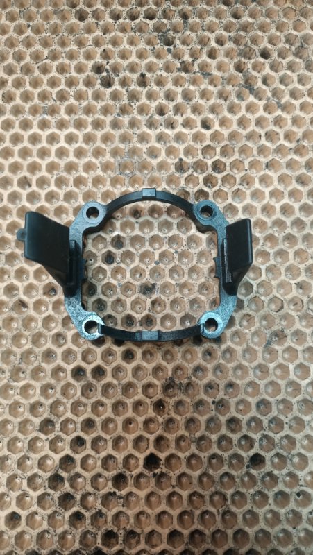 Запчасть кронштейн Volkswagen Golf 5K1 CAXA 03C145853H контрактная Кронштейн Volkswagen Golf 5K1 CAXA 03C145853H контрактная