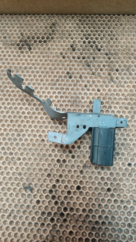 Кронштейн Volkswagen Golf 5K1 CAXA 1K0971858L контрактная