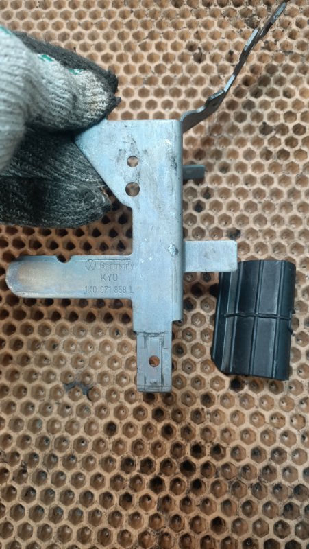 Кронштейн Volkswagen Golf 5K1 CAXA