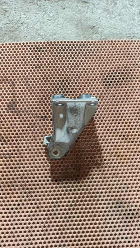 Кронштейн двигателя правый BMW 1-Series F20 N13B16 22116788608 контрактная