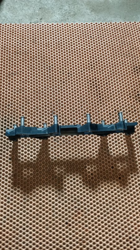 Кронштейн Passat B6 BVY