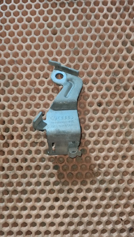 Кронштейн Volkswagen Passat B6 BVY 06F971858K контрактная