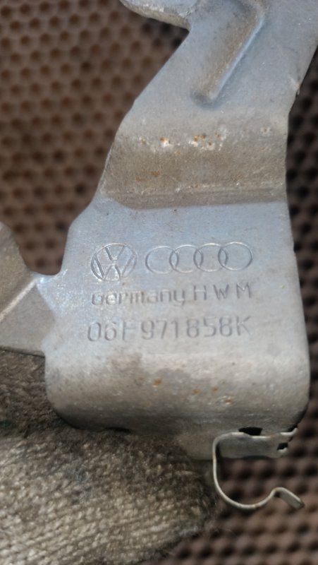 Кронштейн Passat B6 BVY