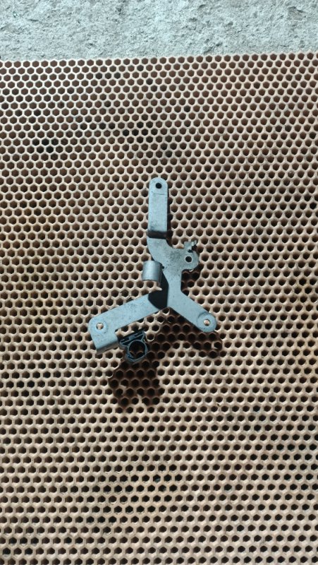 Кронштейн Passat B6 BVY