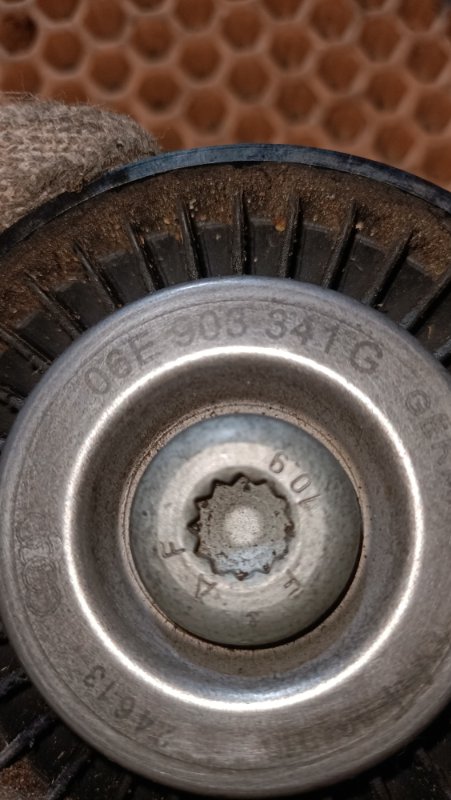 Ролик обводной навесного оборудования A6 C7 CHV