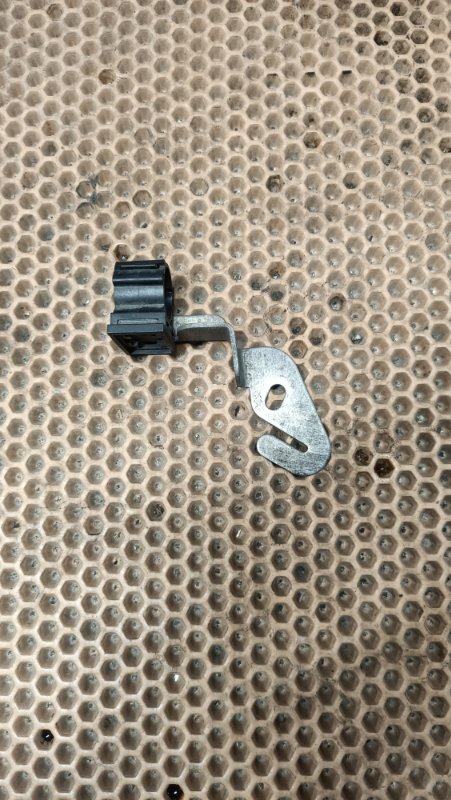 Запчасть кронштейн Volkswagen Passat B6 BSE 06A971502F контрактная Кронштейн Volkswagen Passat B6 BSE 06A971502F контрактная