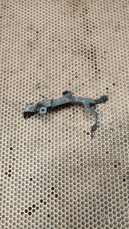 Запчасть кронштейн Volkswagen Passat B6 BSE 06A971858R контрактная Кронштейн Volkswagen Passat B6 BSE 06A971858R контрактная