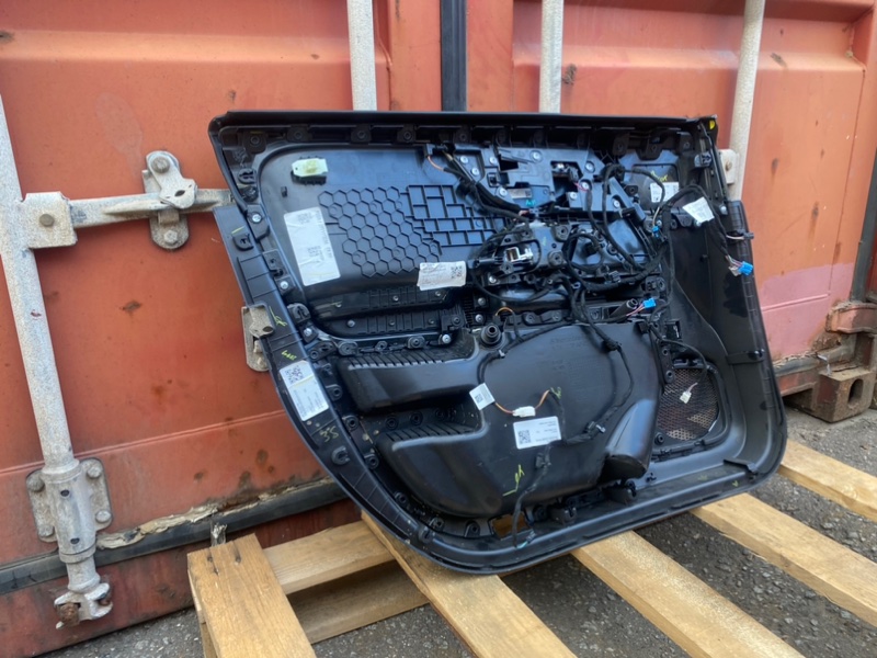 Обшивка двери GLB-class