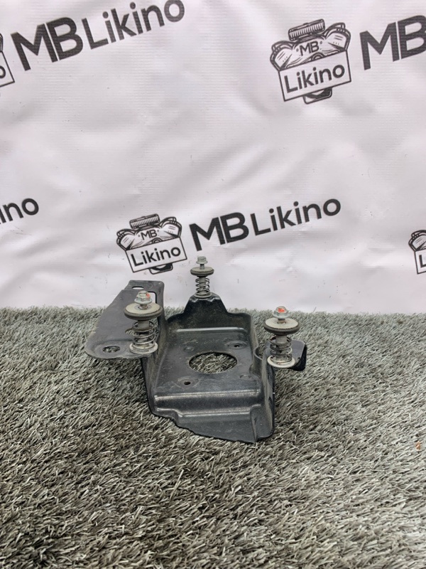 Кронштейн компрессора пневмоподвески ML GL W164 X164