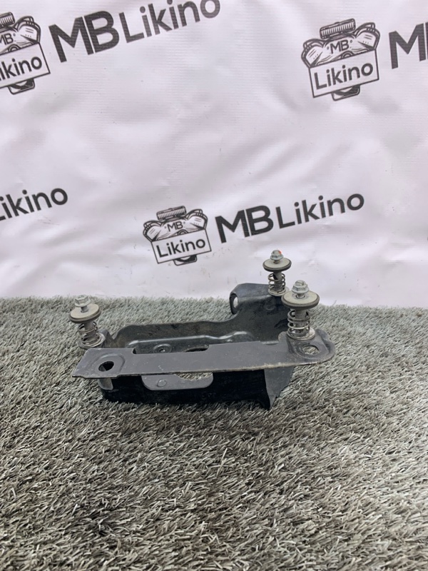 Кронштейн компрессора пневмоподвески Mercedes ML GL W164 X164