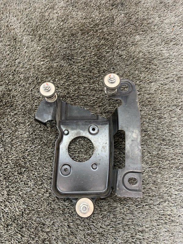 Кронштейн компрессора пневмоподвески ML GL W164 X164