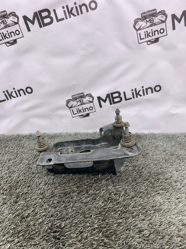 Кронштейн компрессора пневмоподвески Mercedes ML GL W164 X164