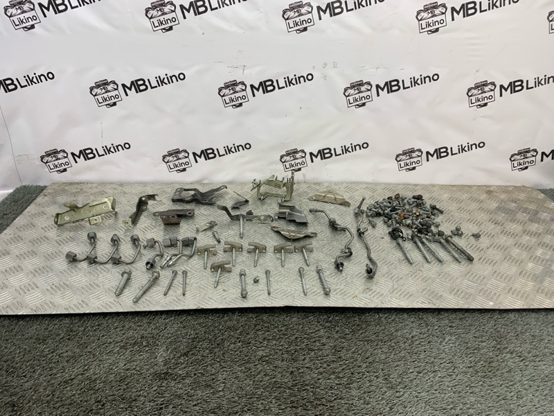 Комплект болтов ML GL W166 X166 642.826