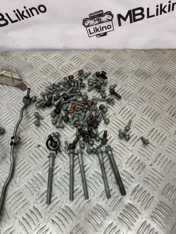 Комплект болтов ML GL W166 X166 642.826